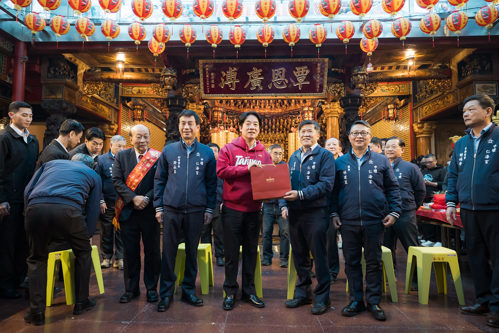 快新聞/人氣超旺!賴總統下午赴桃竹3宮廟參拜 排隊人龍長達2公里