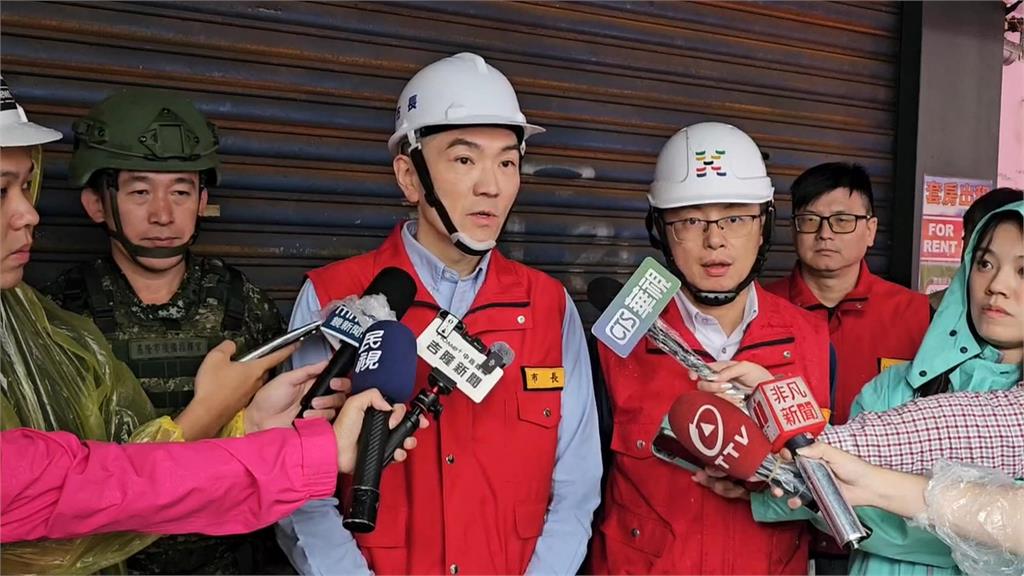 基隆仁三路排水不及慘淹！　民眾紙杯撈魚苦中作樂