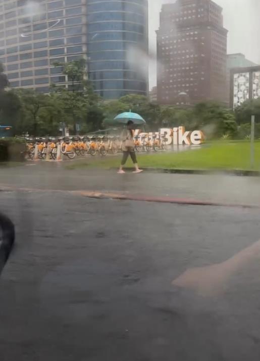 圖輯／台北狂淹大水！嚴重災情畫面一次看　多地水柱狂噴、大量污水覆蓋路面