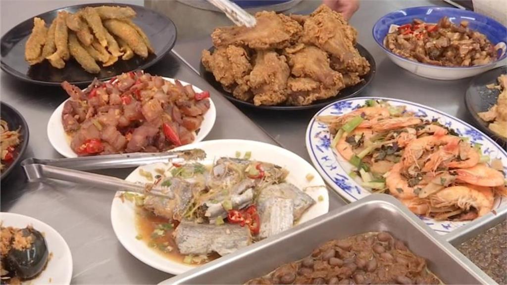 人妻辛苦煮好一桌菜…公公「習慣性1動作」秒變餿水!網爆共鳴:長輩通病