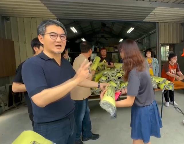 全鄉的希望!迎接「粉紅超跑」 崙背信徒集資送瑜伽睡墊