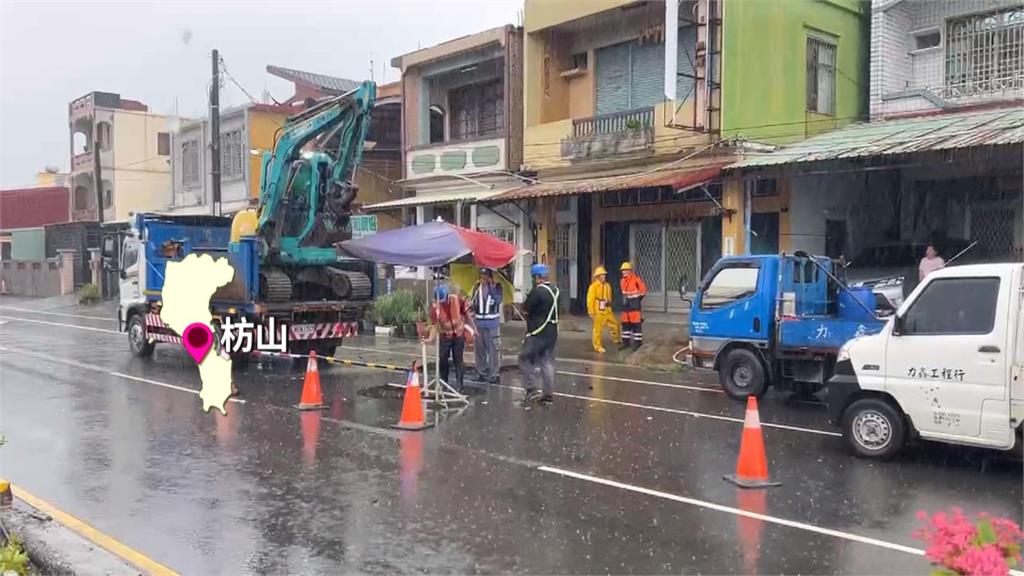 雨勢狂炸屏東！多處淹成汪洋「民宅泡水」　拖板車撞變電箱搶修卡關