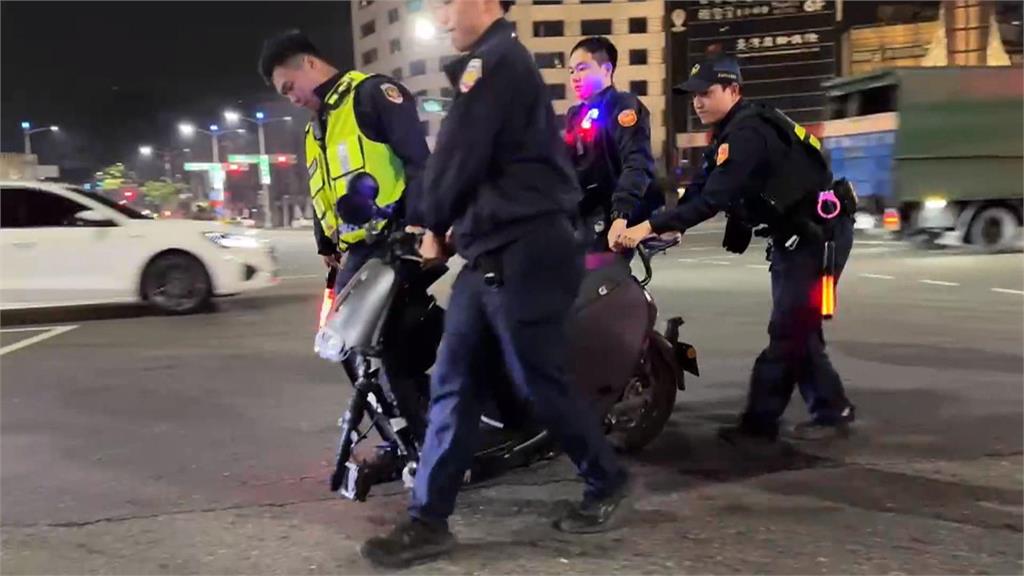 驚險！　高雄轎車疑「違規左轉」撞騎士　機車前輪「離家出走」滾車底