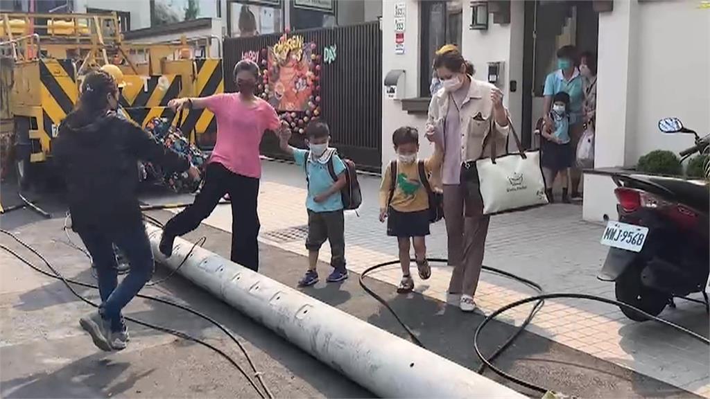 屏東女開車頭暈撞電桿 整條街停電!附近幼兒園被迫停課