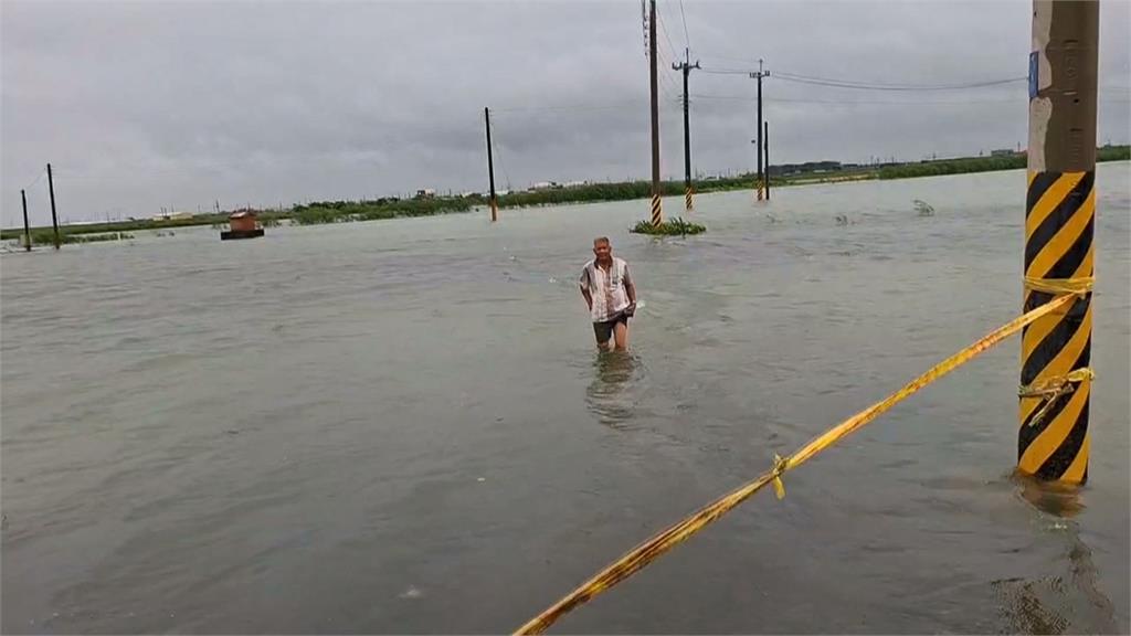 豪雨狂炸！台南古蹟大東門工程倒　鷹架、石塊散落道路