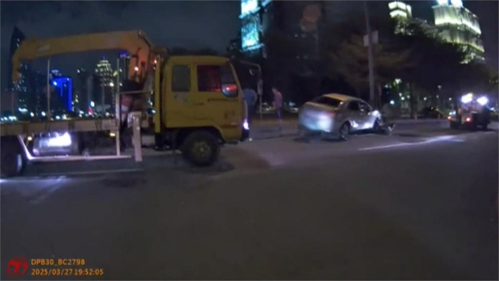 行車糾紛爆2車追1車! 台中轎車自撞安全島釀1傷