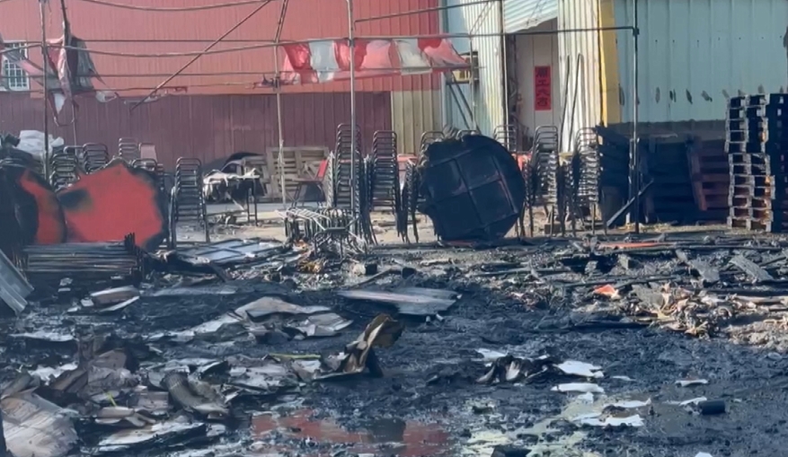 疑廟會活動鞭炮火星引燃泡棉　濃煙直竄幸無人傷亡