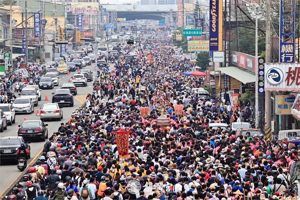 大甲媽祖遶境動人畫面!小弟頭貼紗布揹「阿祖平安」紙板 罕病女孩下跪祈福