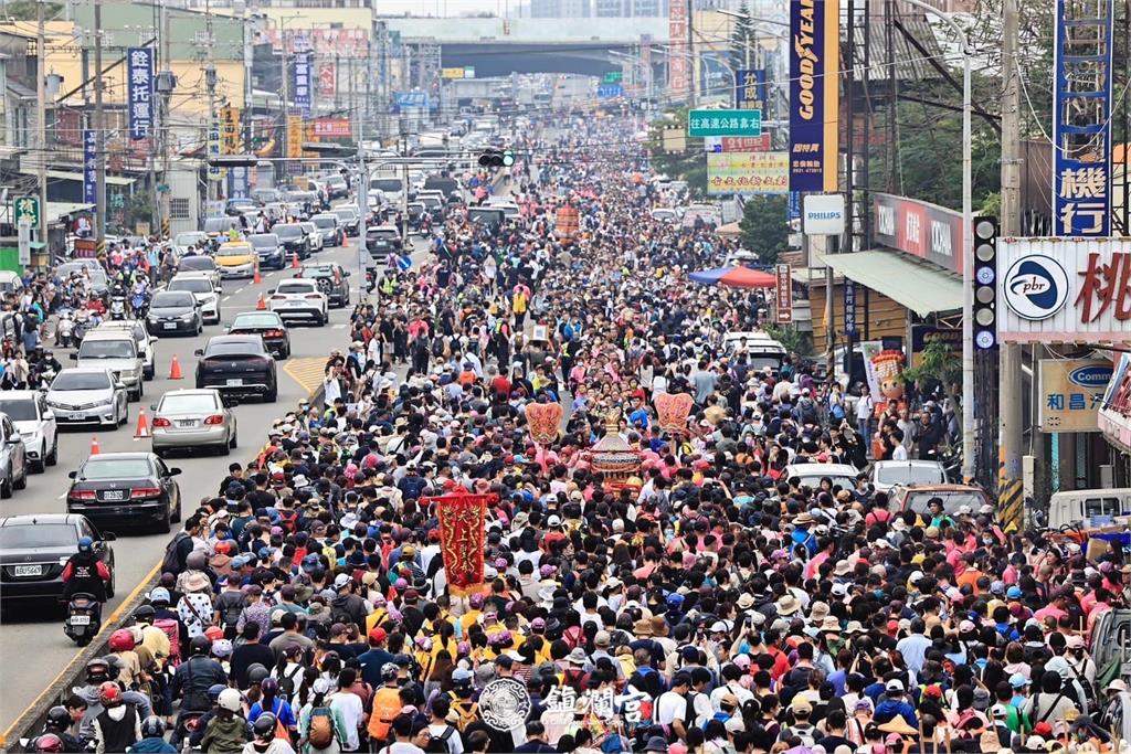 大甲媽祖遶境動人畫面！小弟頭貼紗布揹「阿祖平安」紙板　罕病女孩下跪祈福