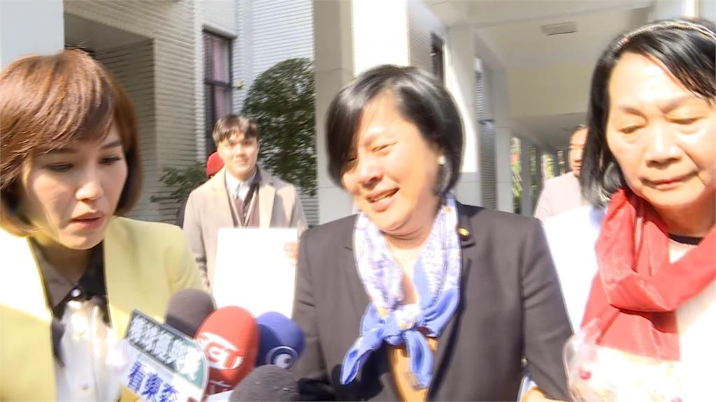 不甩國籍爭議?李貞秀立院初登板 獲韓國瑜祝福淚撒議場