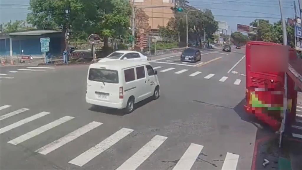 出遊最後景點變派出所？遊覽車「撞燈桿、屋簷」竟還繼續載客趴趴走