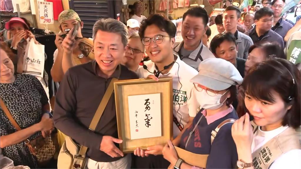 「洋流」破圈深藍選區! 沈伯洋掃木柵市場上百人排隊