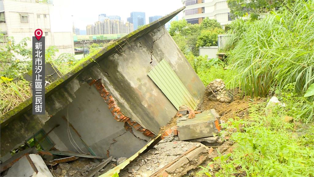 死裡逃生！疑台肥舊廁所整座滑落　砸中民宅、宮廟宿舍險砸人