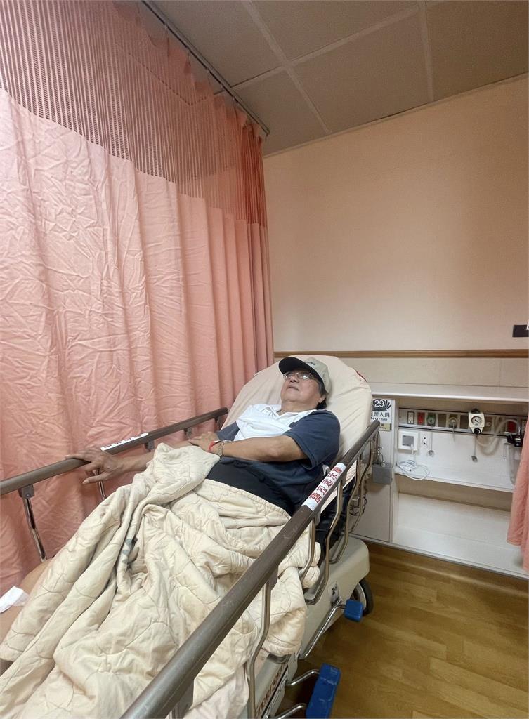 才慶祝停砍公教年金「秒摔車」倒地不起!李來希「手包繃帶」最新近況曝光