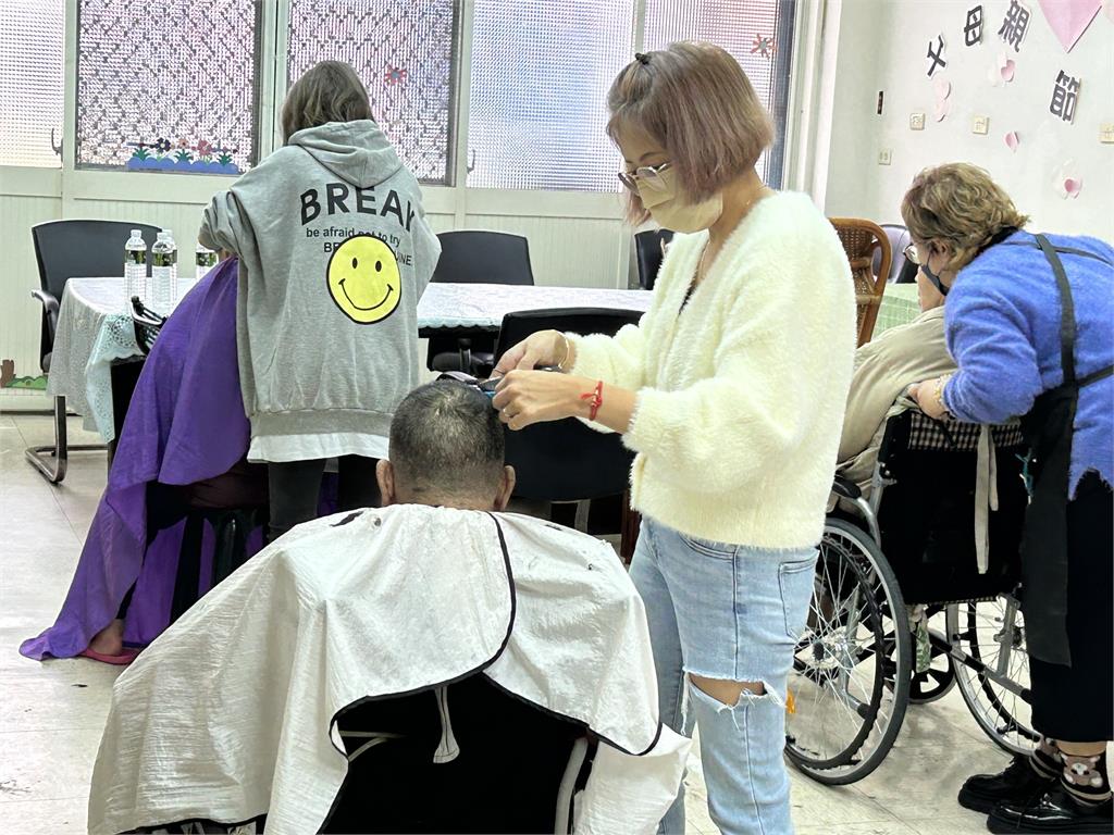 快新聞/冬日送暖!沈發惠、綠苗縣黨部合辦義剪活動 替長者修整頭髮