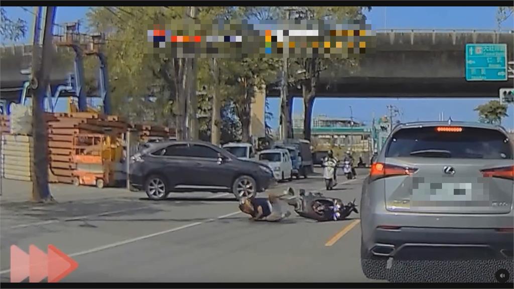 地獄倒楣鬼? 騎士遭休旅車擦撞 倒地起身又被狗追