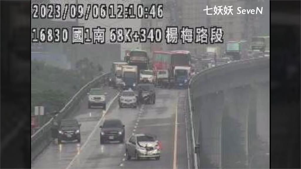 車頭全毀!國道1號多輛小客車碰撞 一度全線封閉實施拖吊