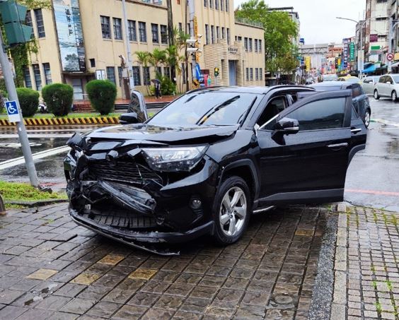 宜蘭兩車路口發生擦撞　黑車駕駛、乘客竟雙雙跳車