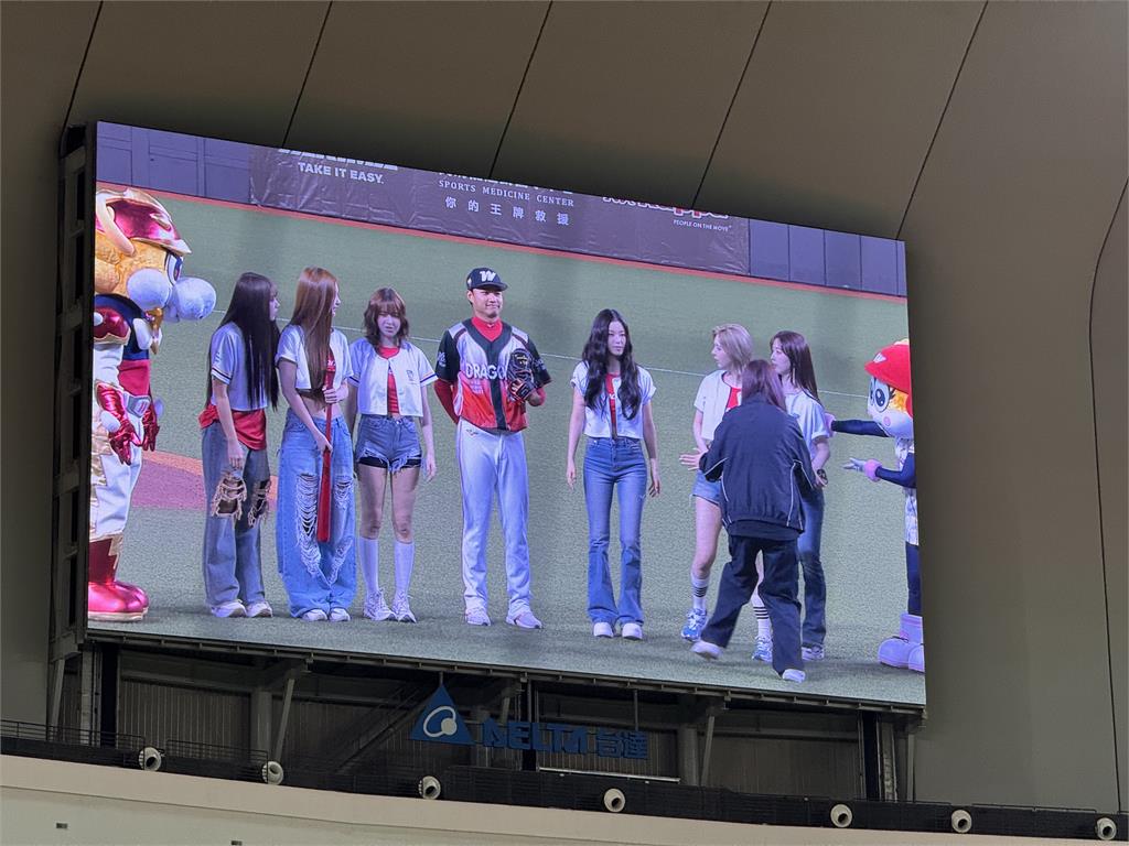 中職(影)/韓國大勢女團NMIXX開出漂亮好球!「龍之子」徐若熙嬌羞逃跑