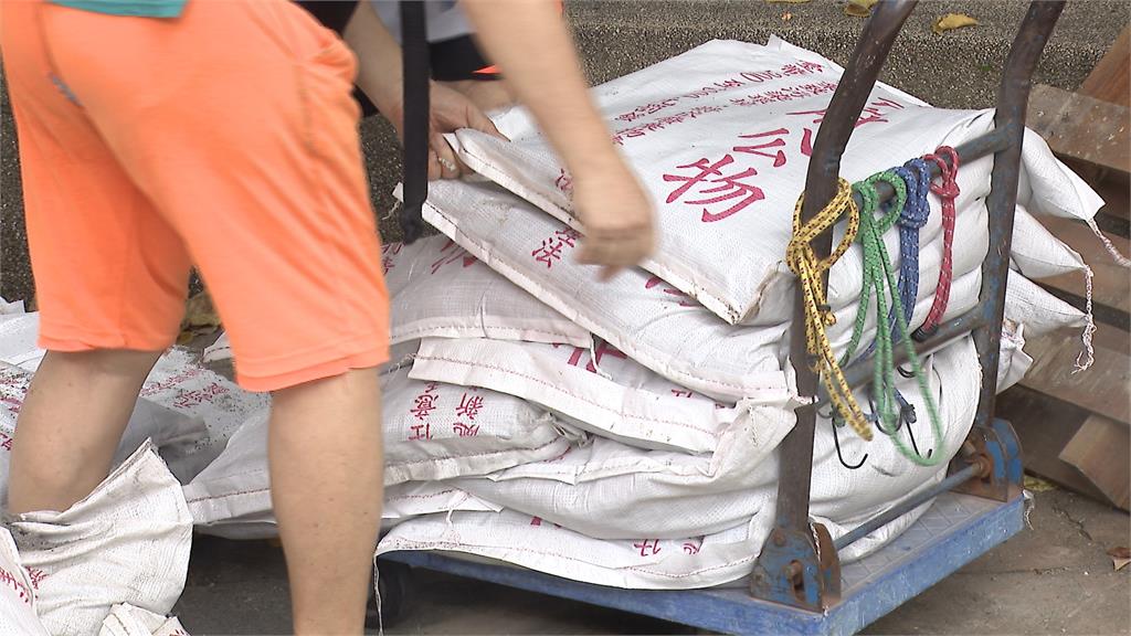 淹怕了！巴威颱風來勢洶洶　內湖里民領百顆沙包「備戰」