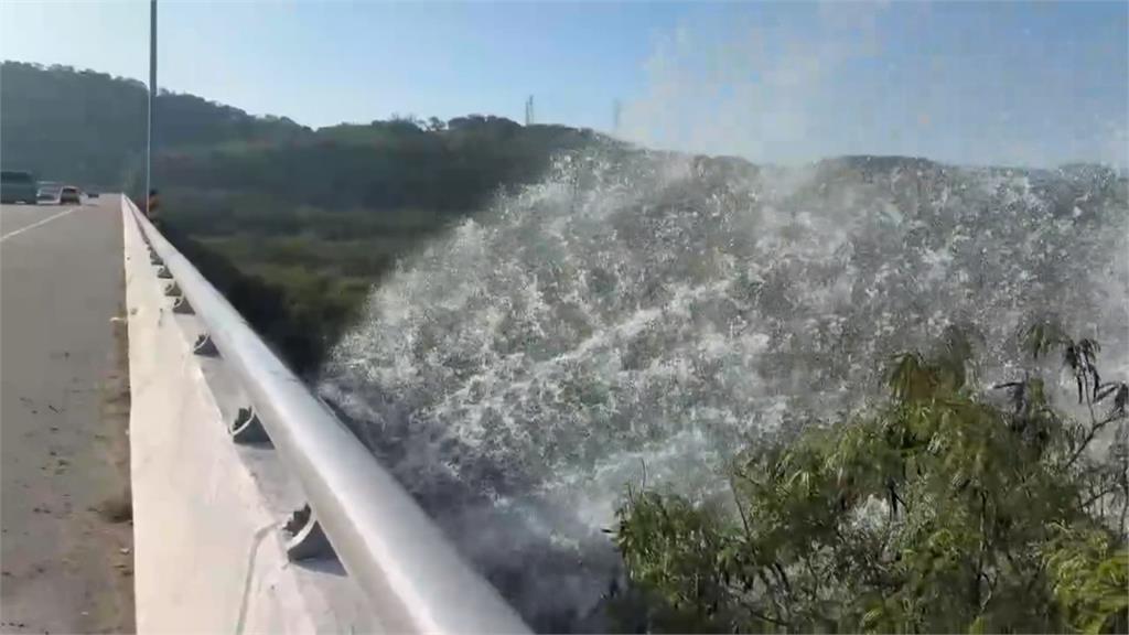 又爆管! 銅鑼中平大橋爆管僅修好1天再現水瀑