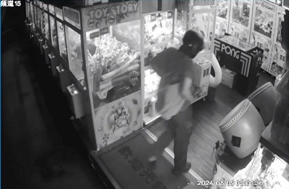 太愛公仔!鎖定夾娃娃店賊搜刮10隻 市價超過8千元
