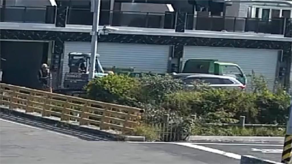 疑精神不濟釀禍！彰化婦人自撞挖土機　昏迷車內、警消破窗救人