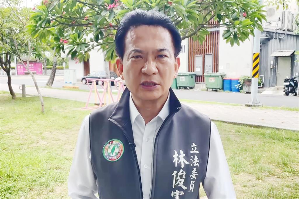 快新聞/民眾黨「走讀大早鐘」!黃國昌率眾攀拒馬、對警勒脖 林俊憲轟:演戲演到觸法