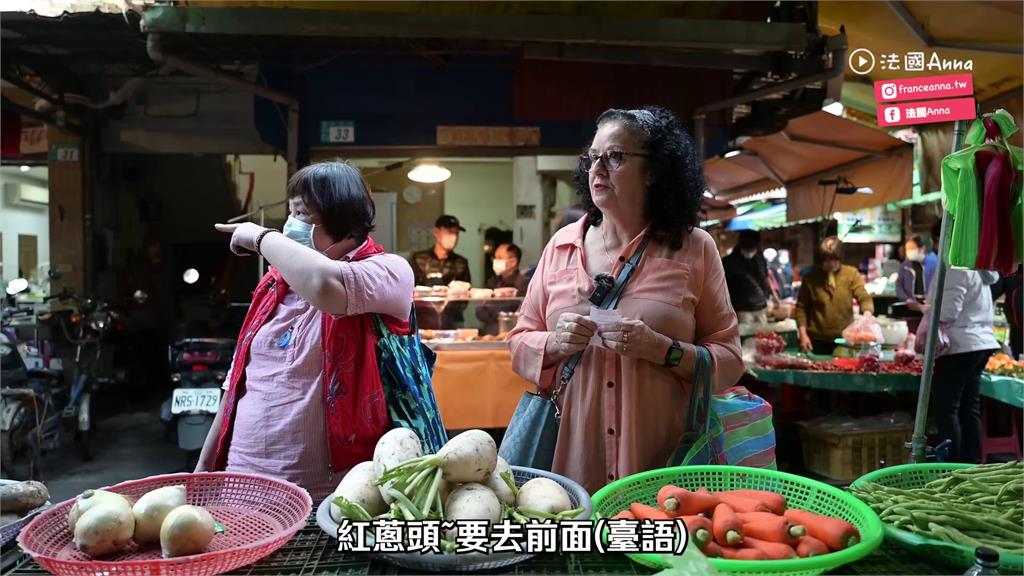 勇闖傳統市場!法國媽買菜狂碰壁 「1路人出手救援」謝喊:台灣人個性好