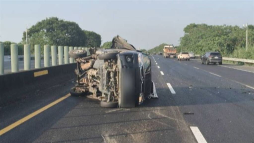 驚險！彰化騎士左轉撞直行遊覽車　國３小貨車停車線遭後車衝撞翻車