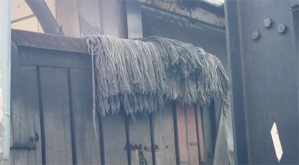 台中人氣滷肉飯加料? 便當驚見灰黑長條物拖把棉條引發熱議