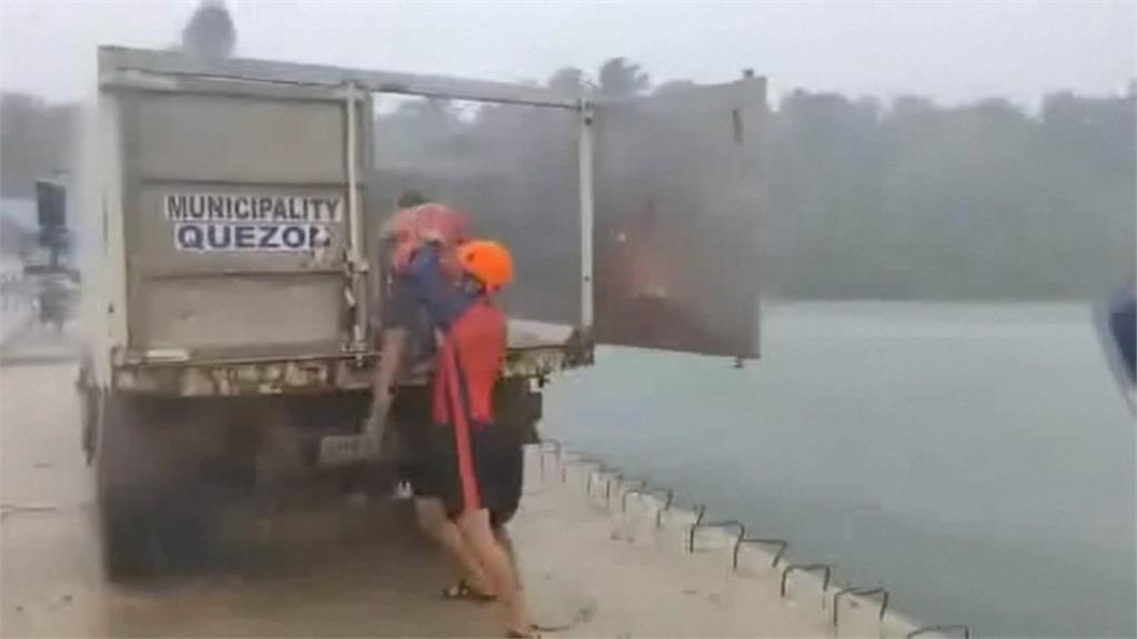 菲律賓嚴防強颱鳳凰 總統宣布災難緊急狀態