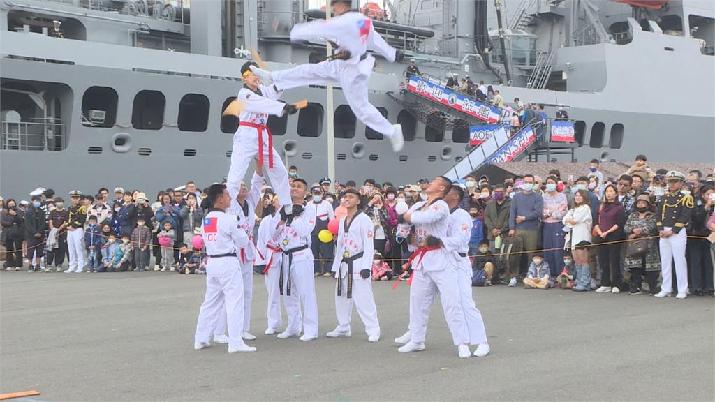 敦睦艦隊展開環島航訓 高雄首站吸引參觀人潮