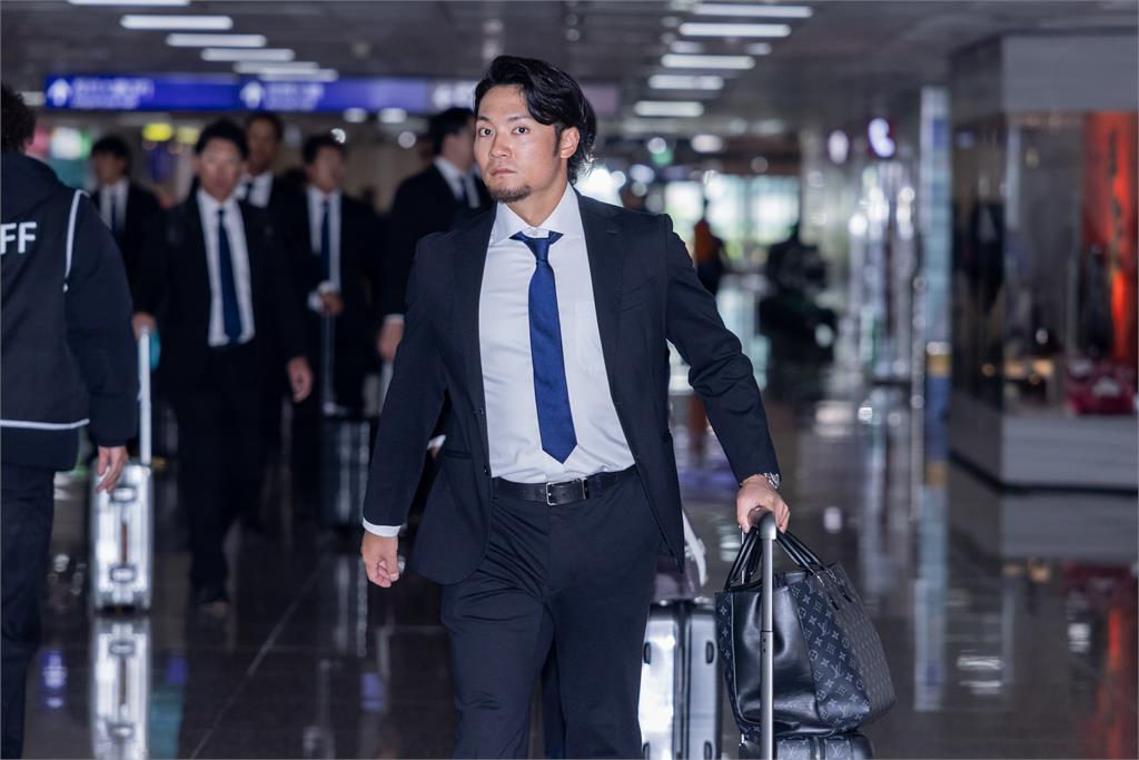 棒球(影)/古林睿煬回家了!火腿抵台備戰交流賽受球迷熱烈歡迎