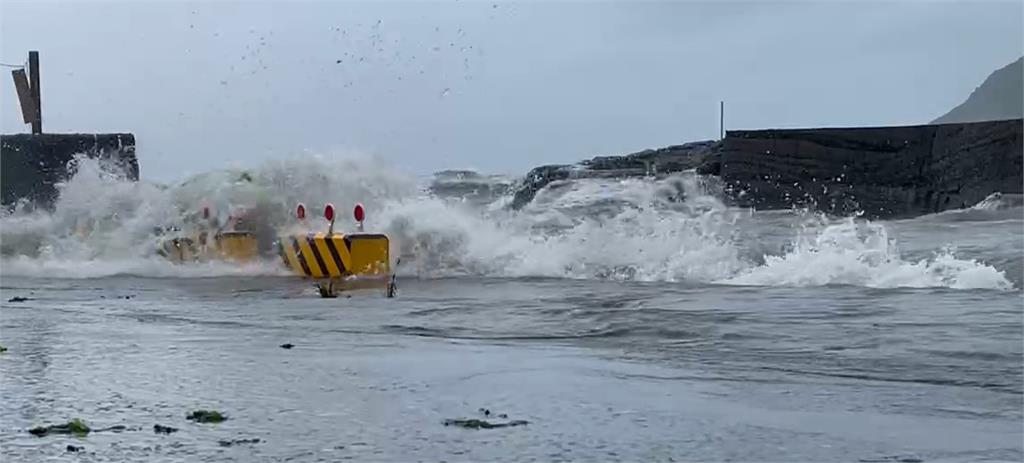凱米逼近!大溪漁港海水湧進路面 當地餐廳業者照常營業