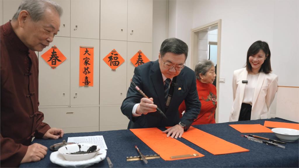 邀政院書法職人寫春聯 卓揆介紹蛇年賀卡藏巧思