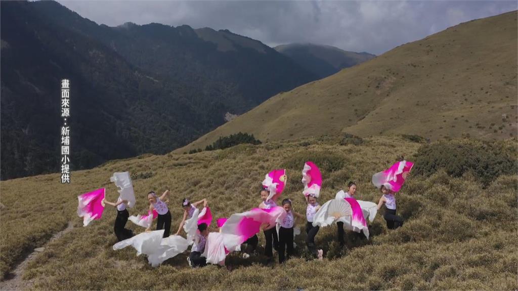 舞蹈之美走出戶外! 新埔國小舞蹈班挑戰登山跳舞