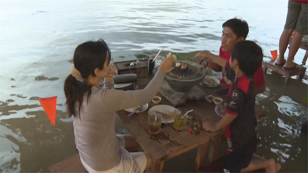 泰國河濱餐廳水淹膝蓋　顧客：想嘗試在洪水中用餐