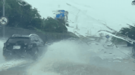 超猛暴雨狂炸新北「4縣市」升一級警戒！樹林警站水中指揮「小腿肚全消失」畫面曝