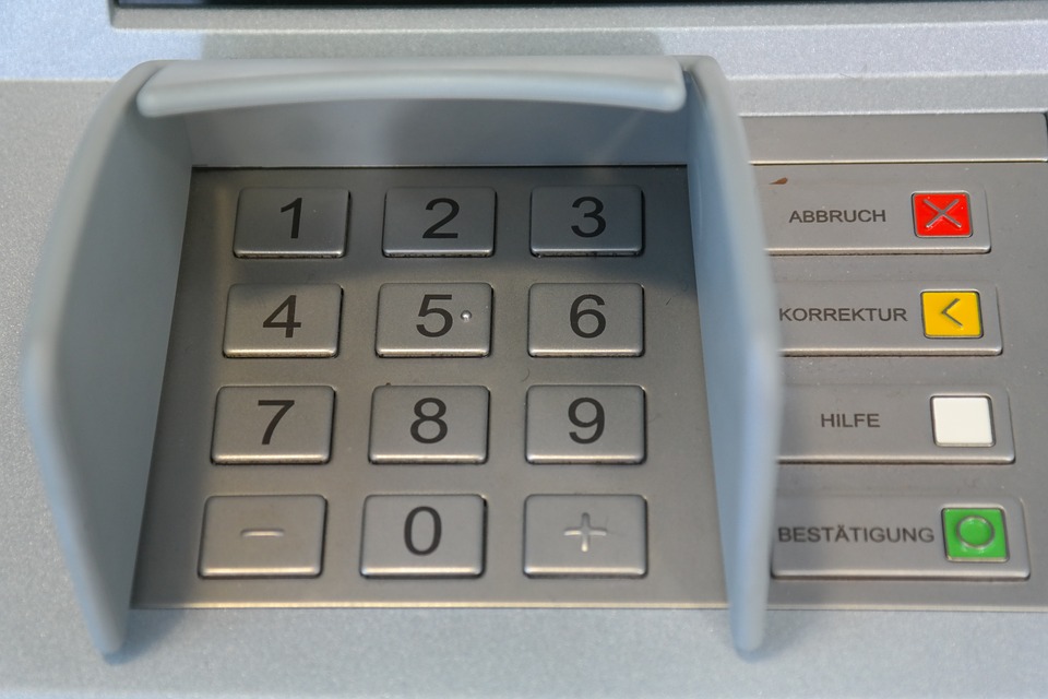 大媽霸佔ATM將200元「存進又提出」　網曝「黑暗用途」：賺翻