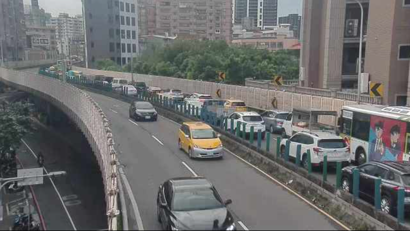 快新聞/提早改道!拖板車載運鋼構翻覆 三重中山橋往台北方向全面封閉
