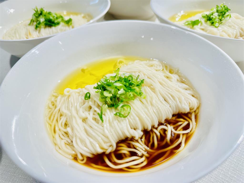 多圖/林百里揪黃仁勳「AI晚宴」19道料理全開箱!隱藏版包場菜單獨家揭密