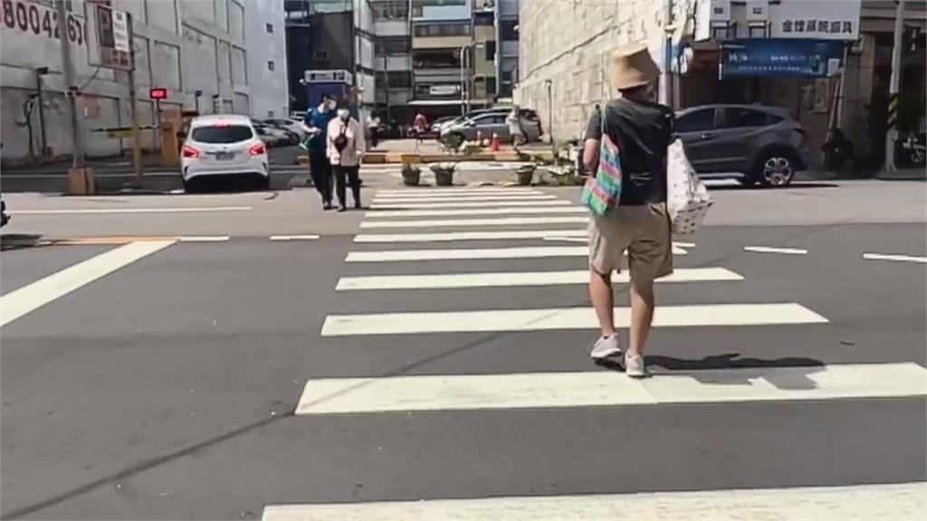 台中孕婦走斑馬線險遭撞 目擊民眾直呼:誇張