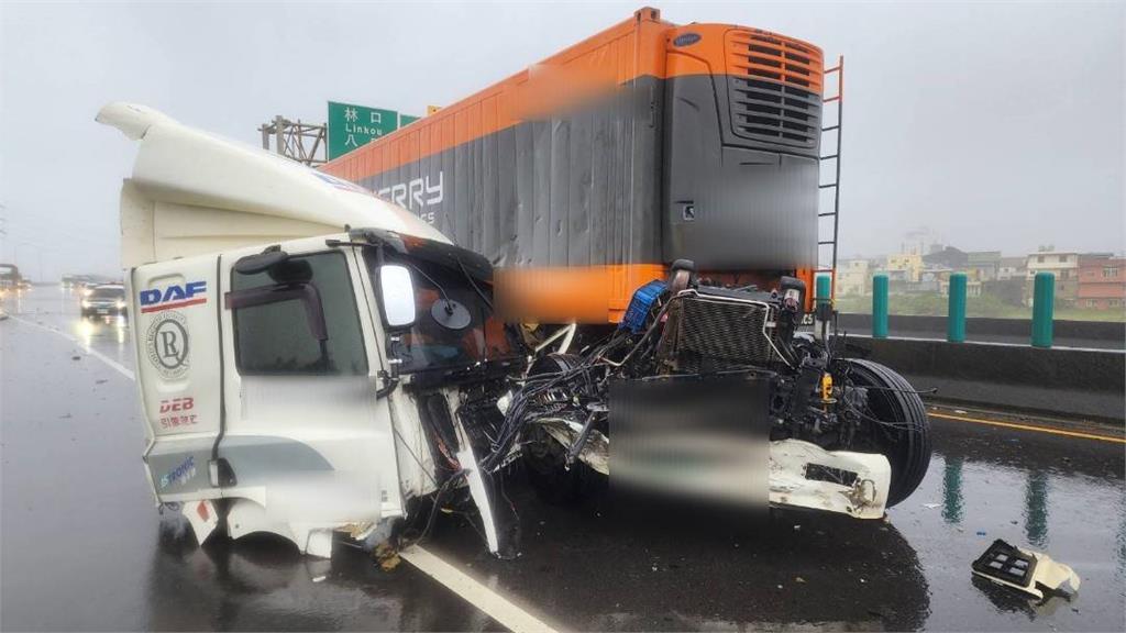 風大雨大!五楊高架車輛打水漂 撞前車又遭後方客運撞擊