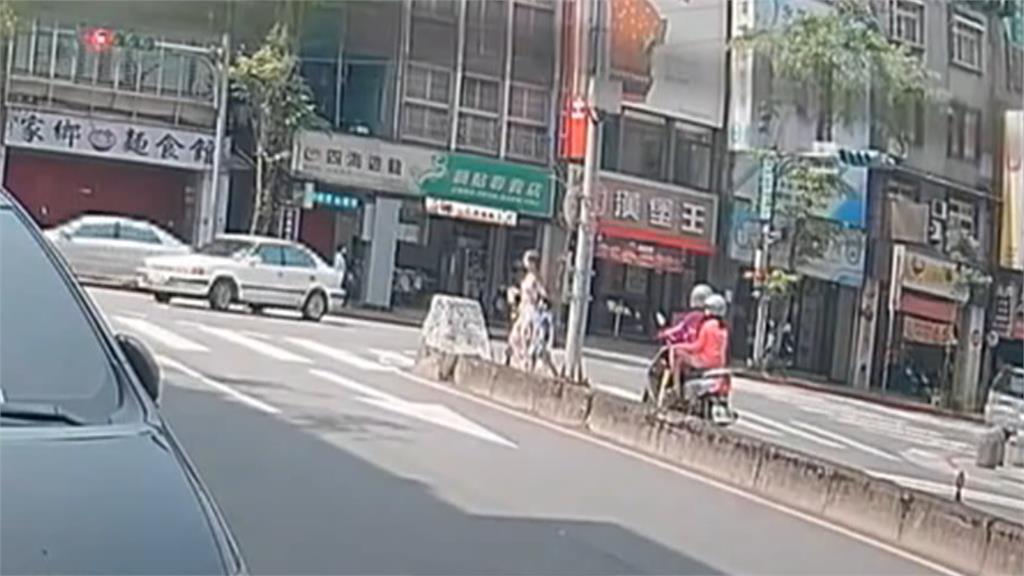 三寶左轉撞飛騎士又波及母子 下車竟先看自己的車