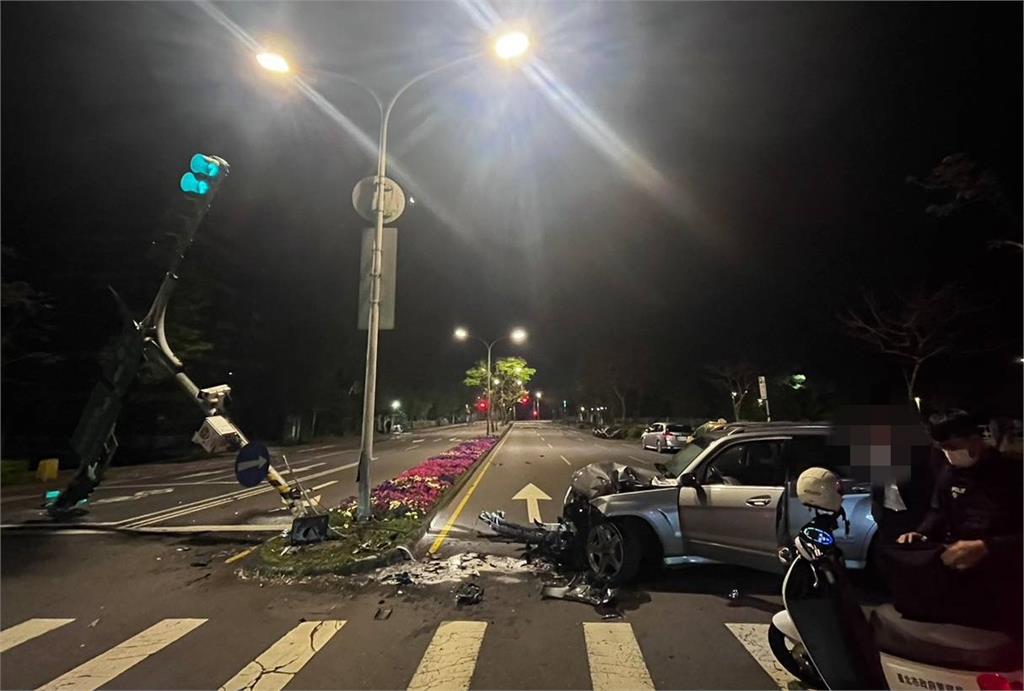 快新聞/扯!北市男酒駕自撞 南港道路「號誌桿遭撞斷」畫面曝