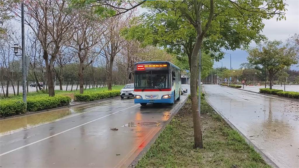 快新聞／苗栗暴雨炸裂！高鐵周邊變「水城」　車輛硬闖全拋錨