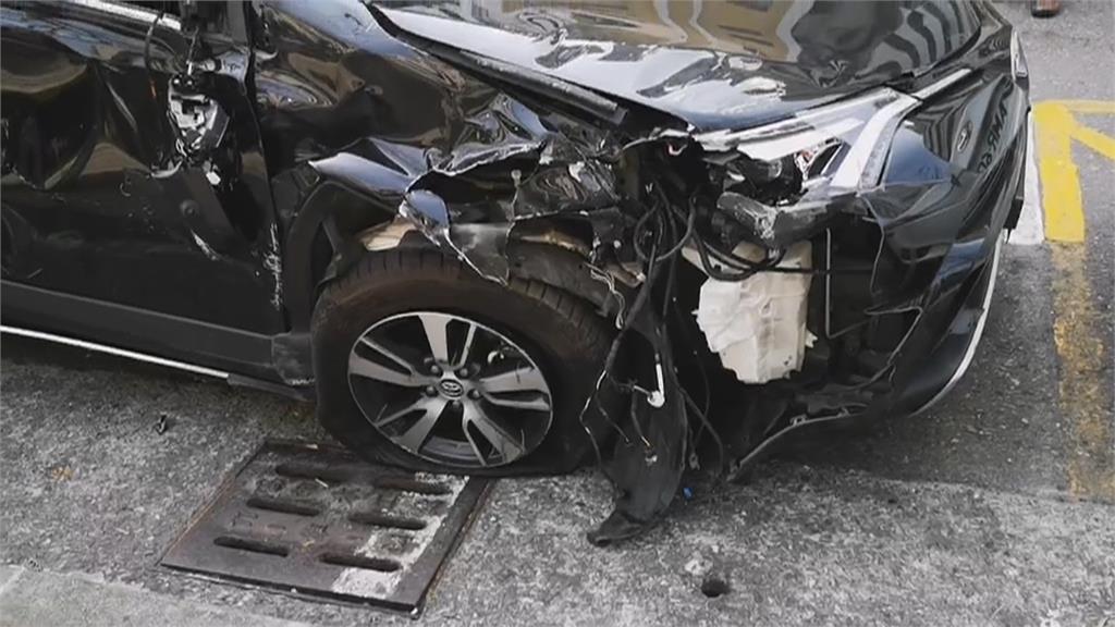 扯!休旅車「保齡球式」撞4車 酒駕男輕傷脫困還想逃