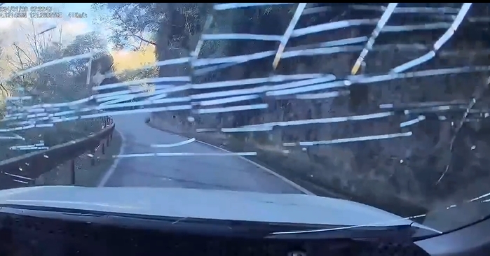 快新聞／車開到一半石頭「從天而降」！　 擋風玻璃瞬間碎裂「驚險畫面曝光」