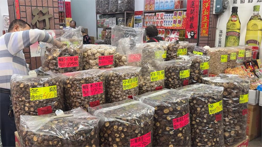 把關年節食品！　高市衛生局偕消保官赴年貨大街稽查